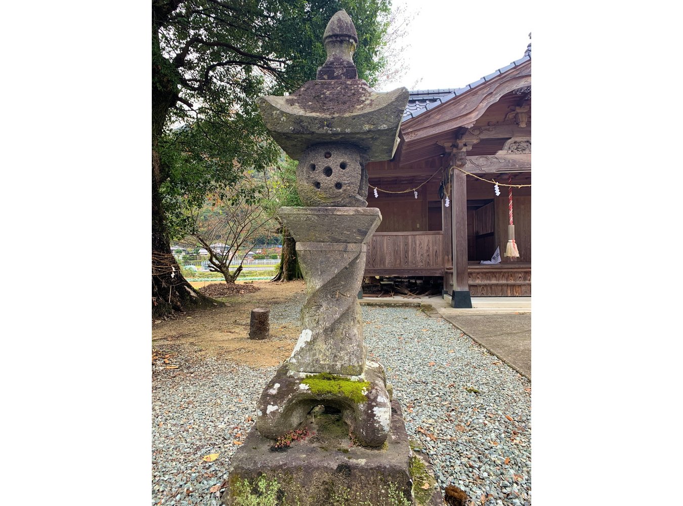 ひねり灯籠(菅原神社) 