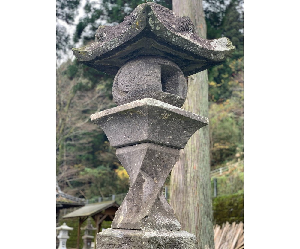 ひねり灯籠(若宮神社)