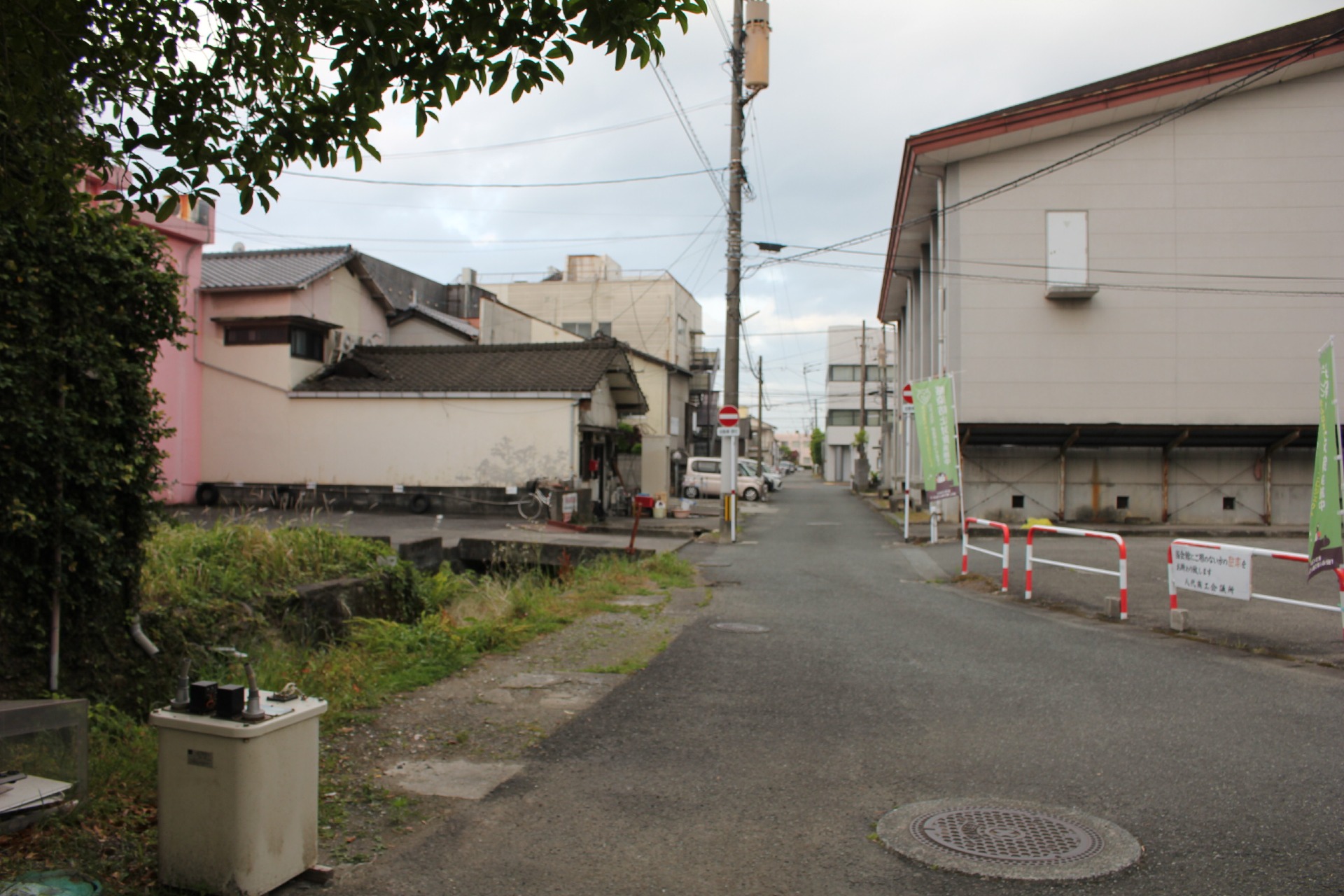 市武道館の南側には、三の丸外側の堀跡が残り、東西にのびる水路がわずかにその名残をとどめている。