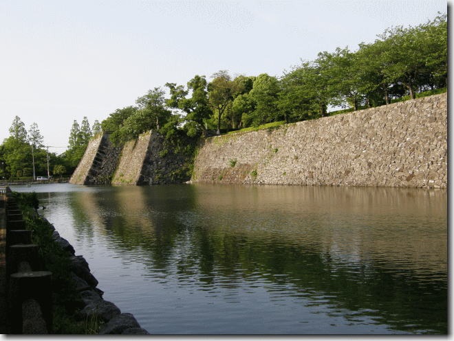 八代城本丸跡　南西からの眺め　大天守・小天守の石垣の美しい並びを見ることができる。