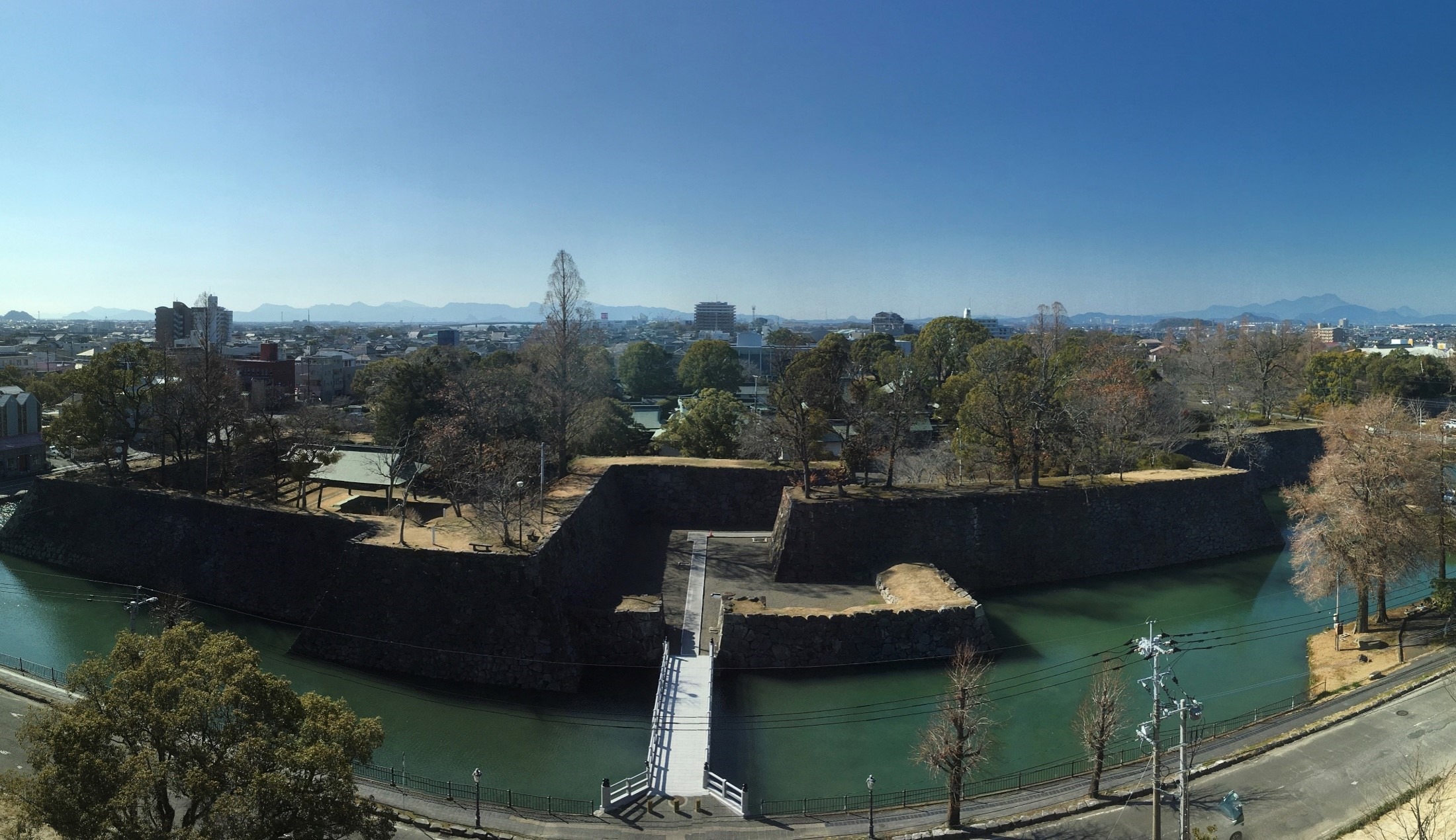 八代城本丸跡を、本丸東側に建つ市役所本庁舎6階から見下ろした眺め