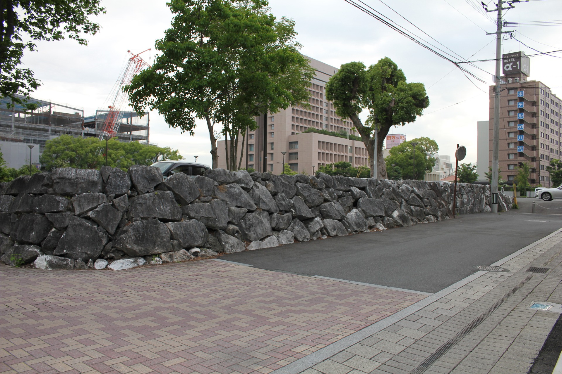 八代城二の丸跡　南側の石垣が一部残っています。