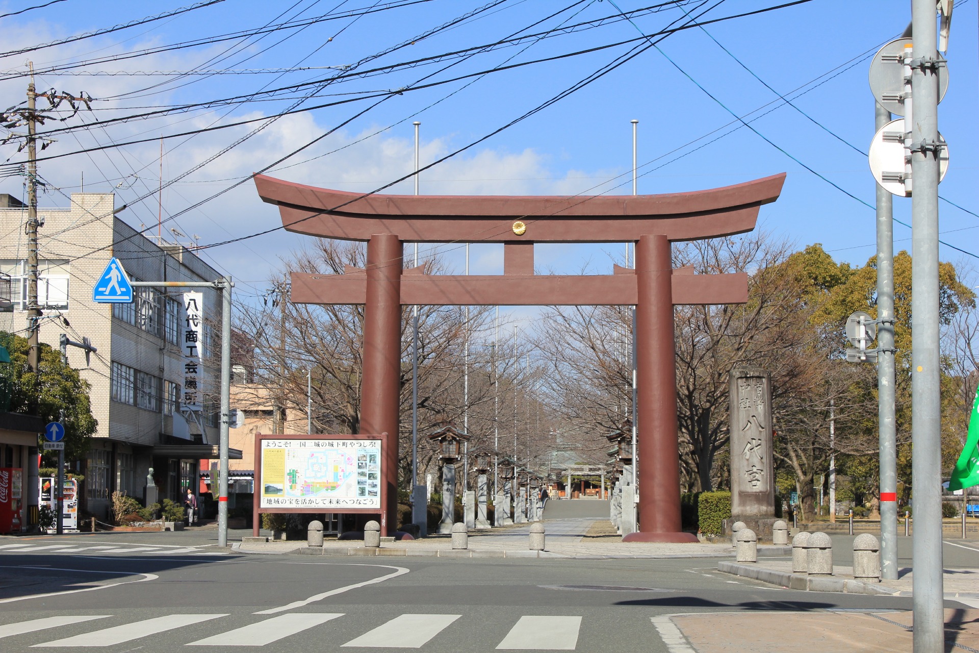 八代城本丸跡南側に建つ八代宮の大鳥居。八代城外から八代城三の丸に入る「大手門」がこのあたりに建っていた。