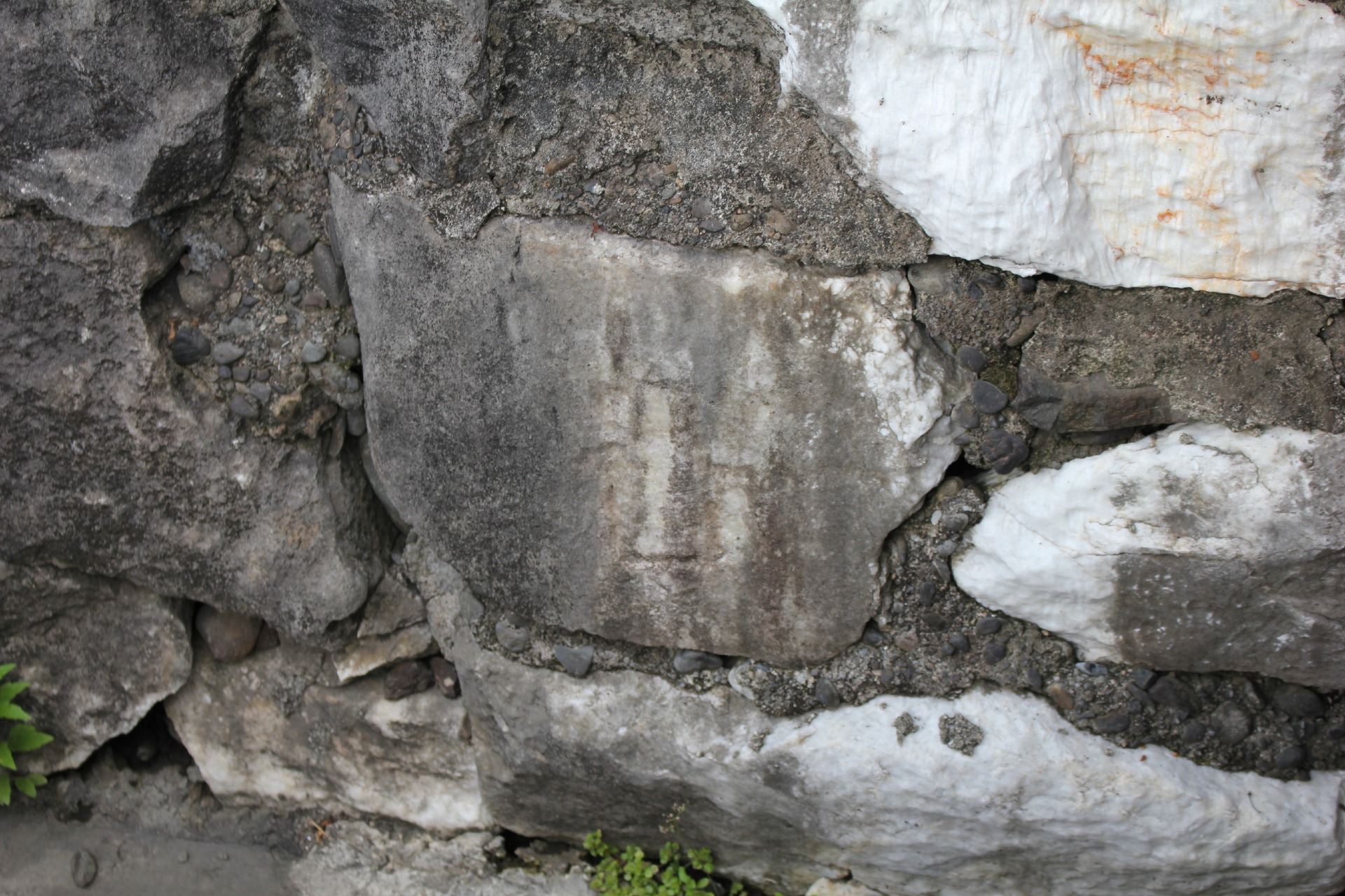 八代城三の丸の堀跡に残る刻印（画像の石は木づちの形）のある石。