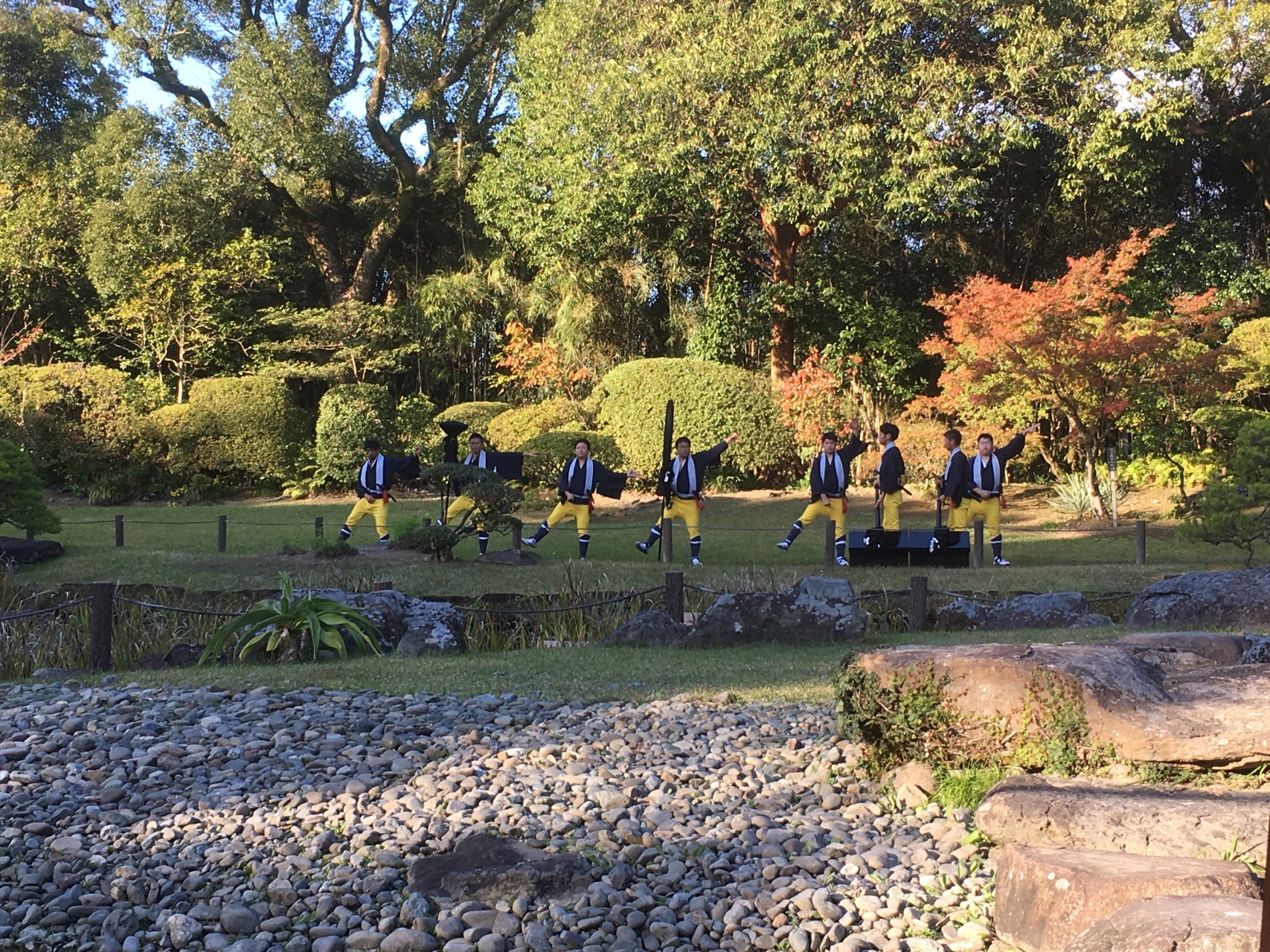 11月23日の夕刻　庭内で演舞する妙見祭の花奴