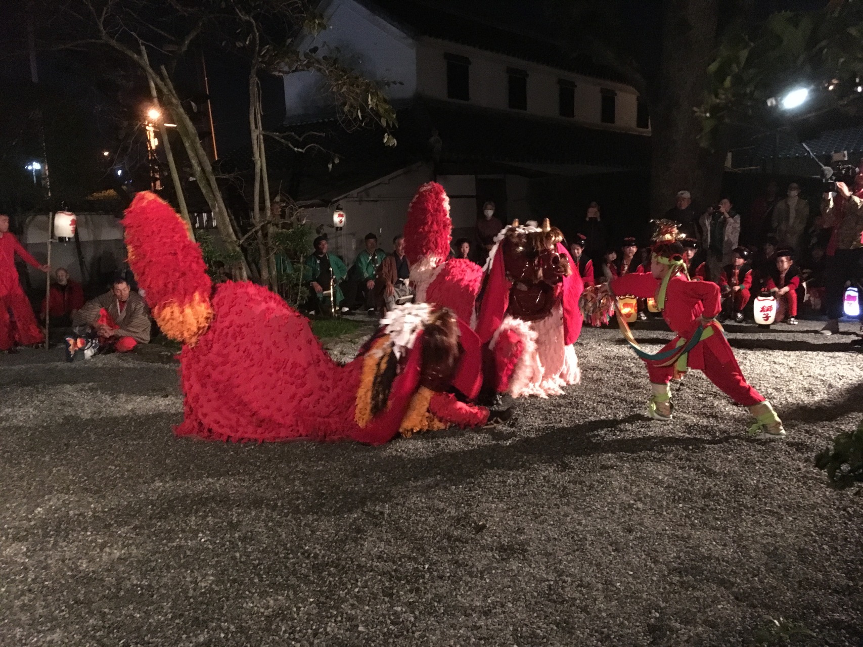 11月23日の夕刻　玄関先で演舞する妙見祭の獅子