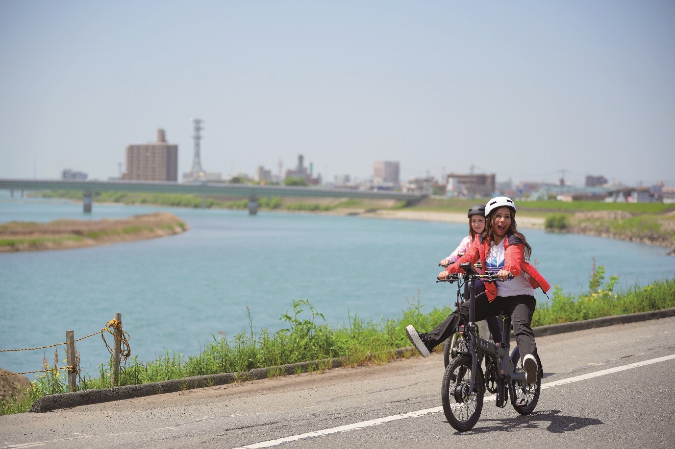 電動アシスト自転車に乗った女性